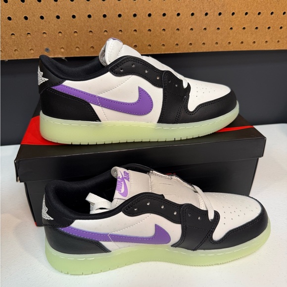 Nike Kids Low-Top Sneakers in Black White & Purple